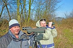 In regelmäßigen Abständen müssen Nadja und Achim Gimbel durch das Fernglas spähen, um dokumentieren zu können, was sich am Adlerhorst alles ereignet.