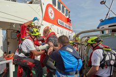 In der Lübecker Bucht trainieren die Seenotretter bei einer groß angelegten Übung der DGzRS den Ernstfall.