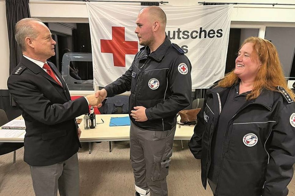 Nicole Babbe und Niels Gallowsky gratulierten Jannis Huth (Bildmitte). Jannis Huth übernahm nach erfolgreich abgeschlossenem Gruppenführerlehrgang im vergangenen Jahr nun die Gruppenführung der Betreuungsgruppe der Bereitschaft Göhl von Niels Gallowsky.