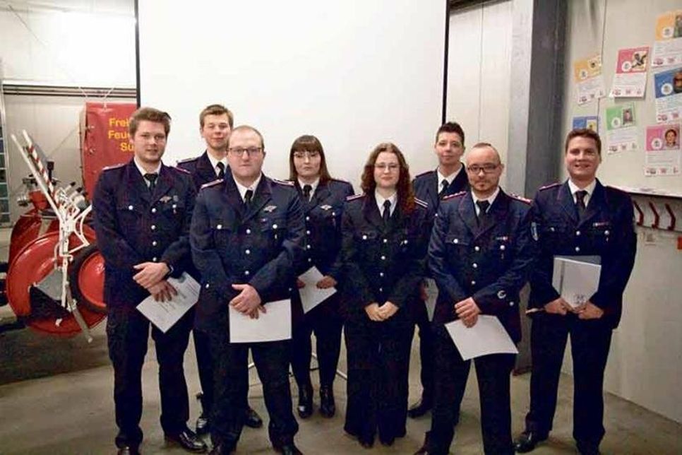 Die Beförderten und Geehrten: Niklas Schräpler, Tobias Rüting, Maximilian Haenicke, Nele Weber, Lisa Woyna, Nadine Cassel, Leif Westphal und André Schacht (v.li.)