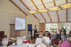 Von den verschiedenen Preisklassen bis hin zum Elektroausbau der Fahrzeugflotte berichtete Mobilitätsberater Gerd-Peter Salzwedel im Gemeindehaus umfassend über den Busverkehr in Lübeck und Schleswig-Holstein.