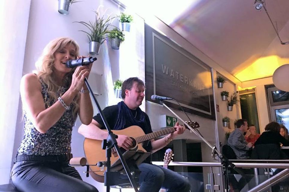 Im Waterkant verzauberte das Duo „Zeitgefühl“ die Gäste.