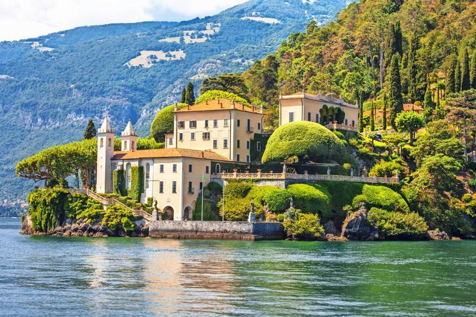 Der Lago Maggiore, deutsch Langensee, lockt jährlich mit seinem kristallklarem Wasser, seiner üppigen grünen Landschaft und den imposanten Alpen zahlreiche Besucher. Foto: Fotolia/Freesurf.