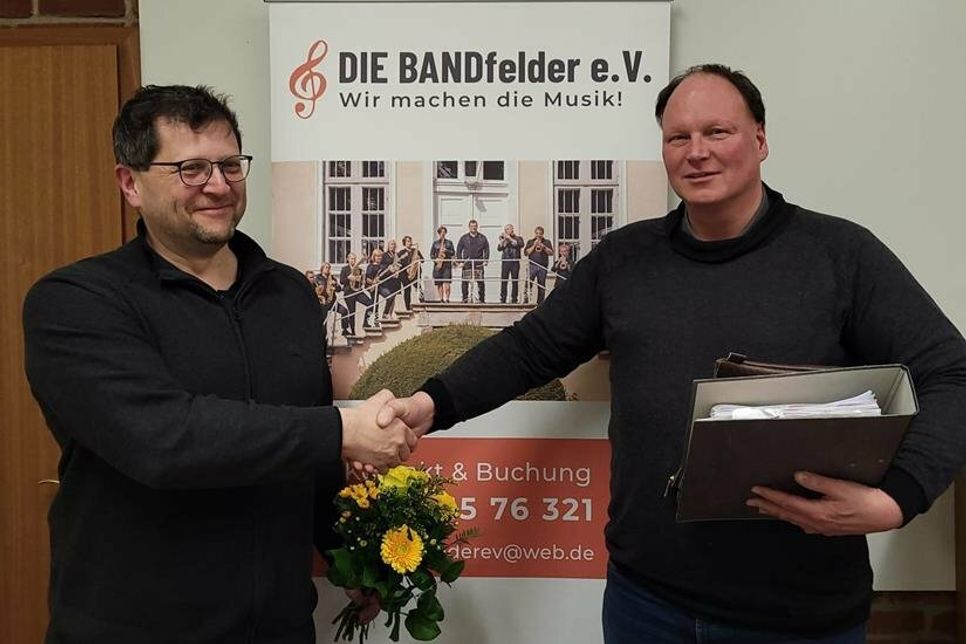 Holger Horrmann (lks.) und sein Nachfolger als Kassenwart und Schlagzeuger Kay Horn.