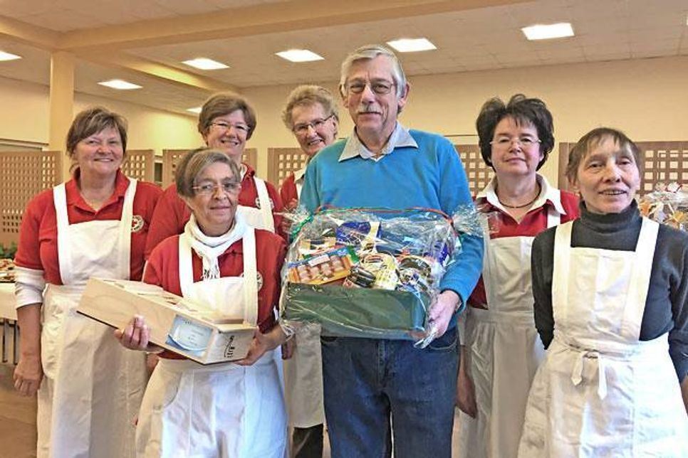 Jubiläumsspender Johann Selmer und und Adelheid Sommer, Moira Heyne, Dörte Hoffmann, Helga Peters, Kerstin Thiessen und Anna Kalke vom DRK-Ortsverein Preetz