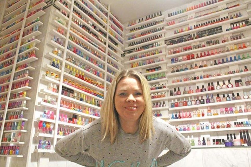 Weltrekord! Carolin Gorra zeigt eine Auswahl ihrer Sammlung aus über 11.000 Nagellacken im Dorf- und Schulmuseum Schönwalde. Zur Eröffnung der Sonderausstellung zum 42. Internationalen Museumstag ist die Hamburgerin am 19. Mai ab 14 Uhr selbst vor Ort.