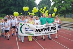 Gemeinsam mit den Ehrengästen ging Bad Schwartaus Bürgermeister Dr. Uwe Brinkmann (vorne, 3. v.r.) die Eröffnungsrunde und gab damit den Startschuss für den 2. Lauf ins Leben in der Solbadstadt.