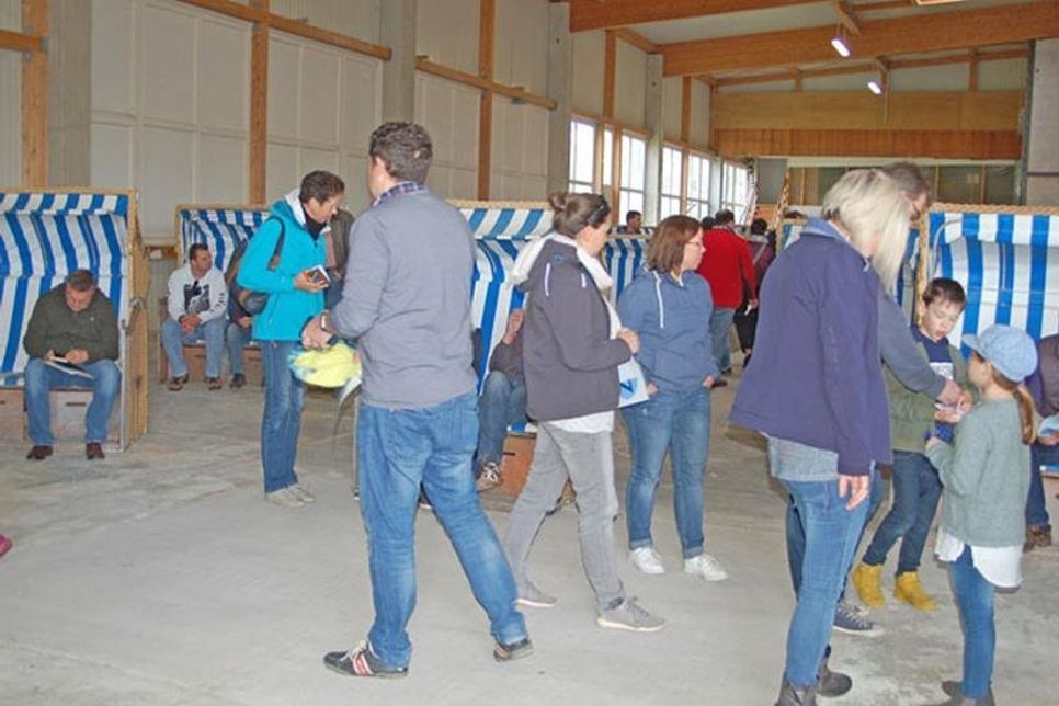 Hochbetrieb im Schönberger Bauhof. Es gibt wieder Strandkörbe für wenig Geld zu kaufen.