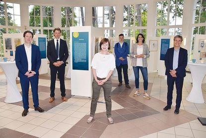Kuratorin Adeline Henzschel (vorne) bei der Eröffnung der Wanderausstellung „Günter Grass und die Ostsee“ in der Trinkkurhalle mit Dr. Jan-Phlipp Thomsa (Günter Grass Haus, v.li.), Timmendorfer Strands Bürgermeister Robert Wagner, Christian Martin Lukas (Lübeck und Travemünde Marketing GmbH), Silke Szymoniak (TSNT GmbH) und Thomas Neubert (Lübecker Museen).