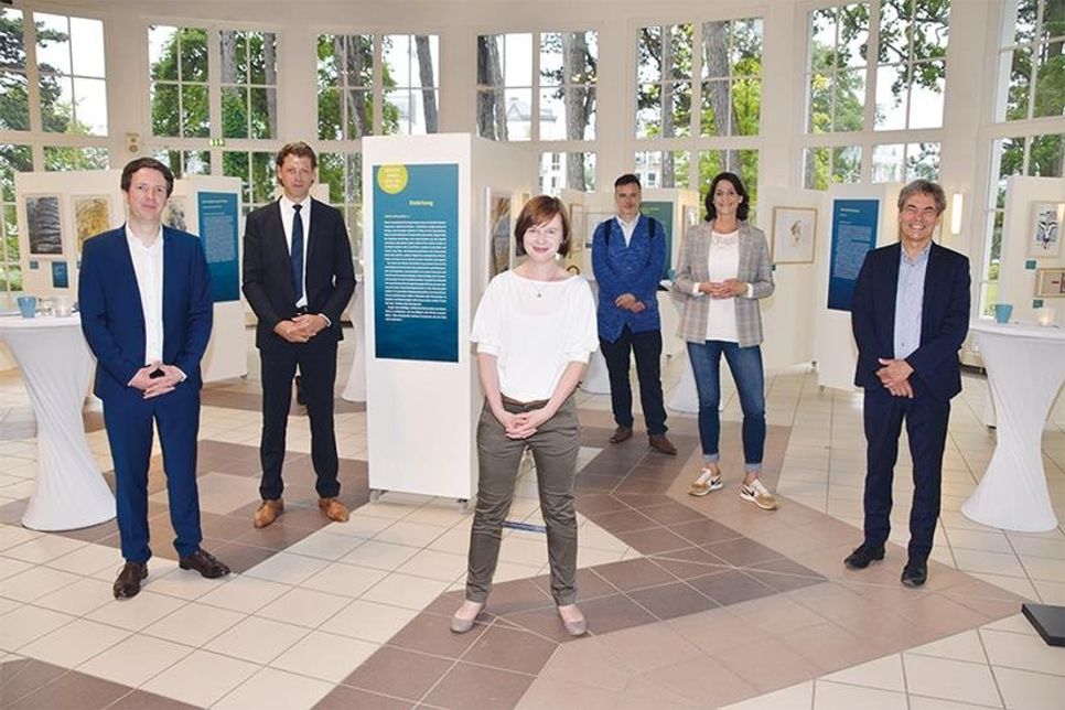 Kuratorin Adeline Henzschel (vorne) bei der Eröffnung der Wanderausstellung „Günter Grass und die Ostsee“ in der Trinkkurhalle mit Dr. Jan-Phlipp Thomsa (Günter Grass Haus, v.li.), Timmendorfer Strands Bürgermeister Robert Wagner, Christian Martin Lukas (Lübeck und Travemünde Marketing GmbH), Silke Szymoniak (TSNT GmbH) und Thomas Neubert (Lübecker Museen).