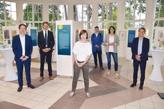 Kuratorin Adeline Henzschel (vorne) bei der Eröffnung der Wanderausstellung „Günter Grass und die Ostsee“ in der Trinkkurhalle mit Dr. Jan-Phlipp Thomsa (Günter Grass Haus, v.li.), Timmendorfer Strands Bürgermeister Robert Wagner, Christian Martin Lukas (Lübeck und Travemünde Marketing GmbH), Silke Szymoniak (TSNT GmbH) und Thomas Neubert (Lübecker Museen).
