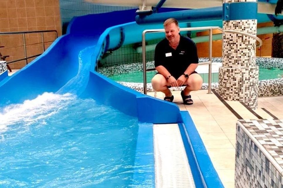 Michael Ackermann freut sich über die wieder laufende Wasserrutsche.