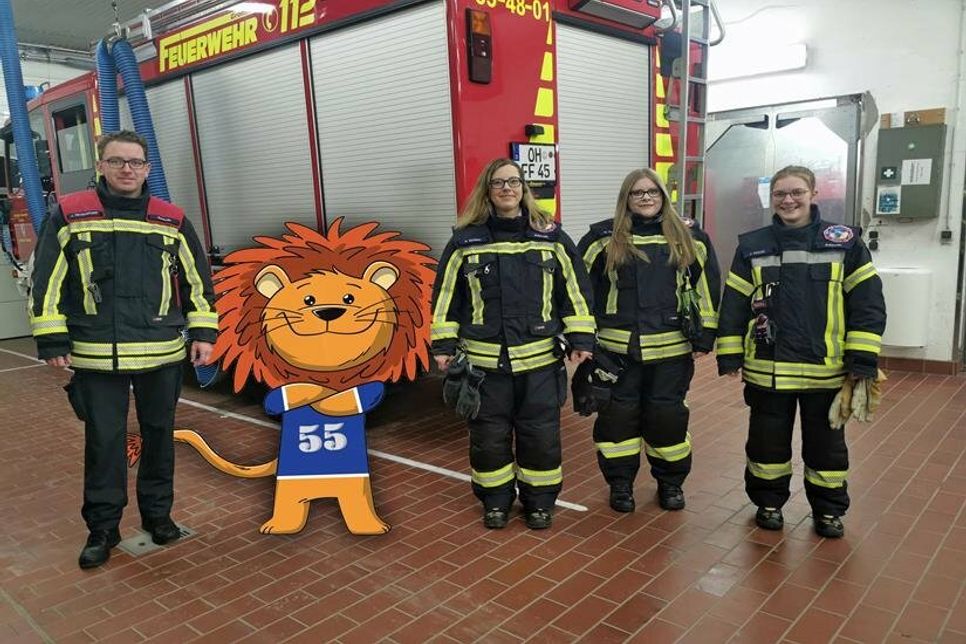 Jacob Revenstorf, Maskottchen Löschlöwe Flo, Leitung Silke Marks (Leitung), stellvertretende Marie Munzel, Leitung Johanna Kruse (v. lks.).
