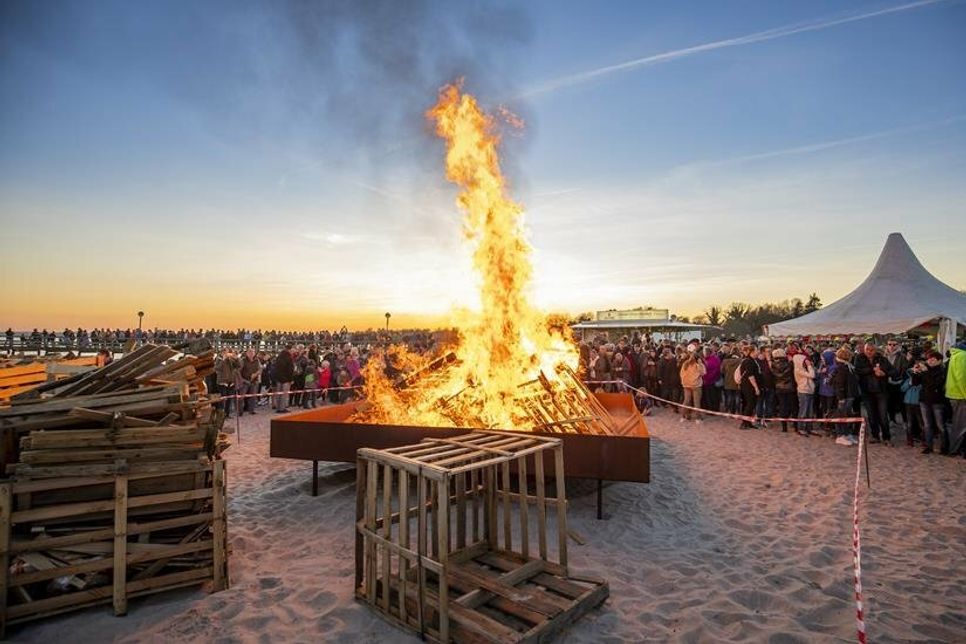 Osterfeuer am Strand von Pelzerhaken_CR www.luebecker-bucht-ostseed.de