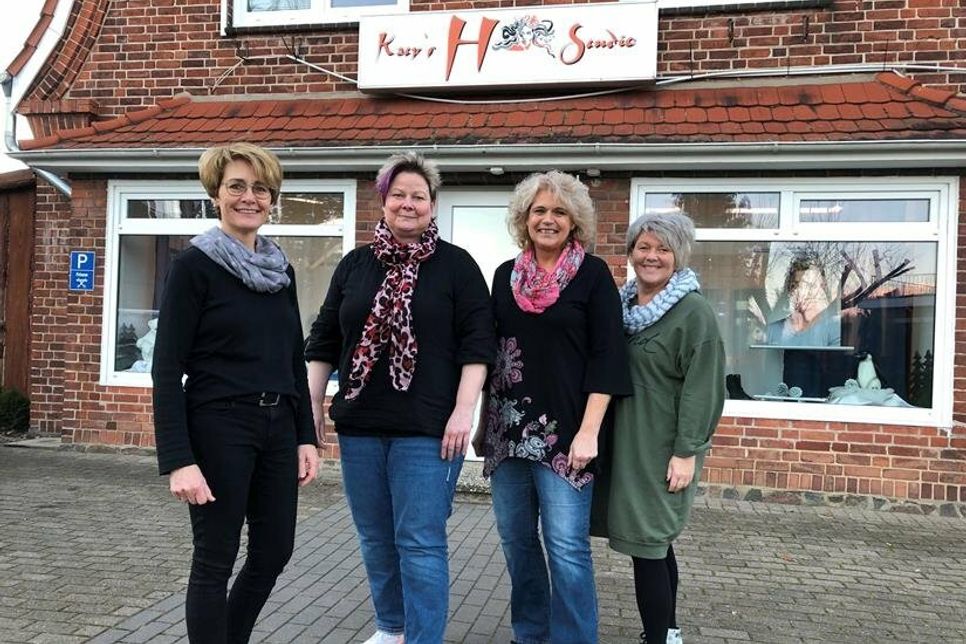 Frauke Fehrs, Vanessa Linke, Katy Hohenecker und Corinna Langmaack (v. lks.) sind das stets gutgelaunte und hochmotivierte Team des Salons für Damen und Herren.