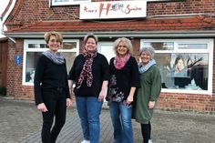 Frauke Fehrs, Vanessa Linke, Katy Hohenecker und Corinna Langmaack (v. lks.) sind das stets gutgelaunte und hochmotivierte Team des Salons für Damen und Herren.