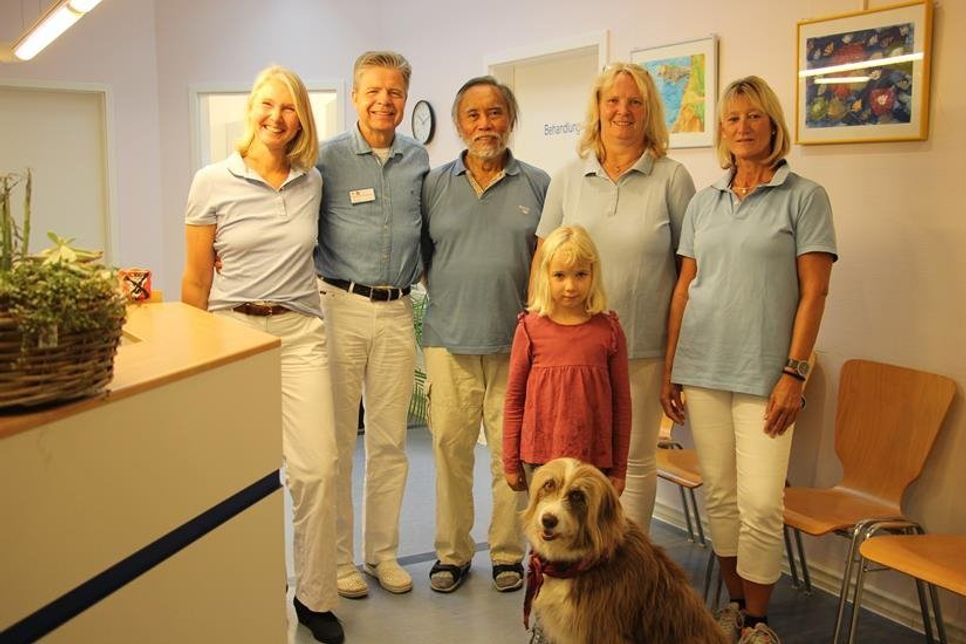 Prof. Dr. Gernot H. G. Sinnecker (2. v. lks.) und Pung Hoa Tjan (3. v. lks.) mit ihren Mitarbeiterinnen Micky Sinnecker (v. lks.), Silke Strelau (mit Enkeltochter Frieda Baldin), Frauke Kleinfeldt und dem Therapiehund Lacey.
