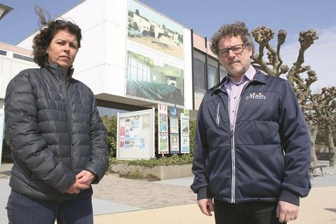 Wie geht es weiter mit dem geplanten Neubau des Kellenhusener Gästezentrums „Heimathafen“? Diese Frage stellen sich nicht nur Bürgermeisterin Nicole Kohlert und Tourismusleiter Raymond Kiesby, sondern auch Einheimische und Feriengäste, die das vor dem alten Kursaal aufgehängte große Spannplakat betrachten. Dort ist auf vier mal sechs Metern der zukünftige Neubau dargestellt, allein fehlt die Jahreszahl der Fertigstellung.