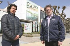 Wie geht es weiter mit dem geplanten Neubau des Kellenhusener Gästezentrums „Heimathafen“? Diese Frage stellen sich nicht nur Bürgermeisterin Nicole Kohlert und Tourismusleiter Raymond Kiesby, sondern auch Einheimische und Feriengäste, die das vor dem alten Kursaal aufgehängte große Spannplakat betrachten. Dort ist auf vier mal sechs Metern der zukünftige Neubau dargestellt, allein fehlt die Jahreszahl der Fertigstellung.