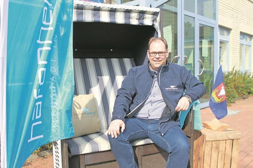 Bürgermeister Mirko Spieckermann bietet seine Sprechstunde im Strandkorb an.