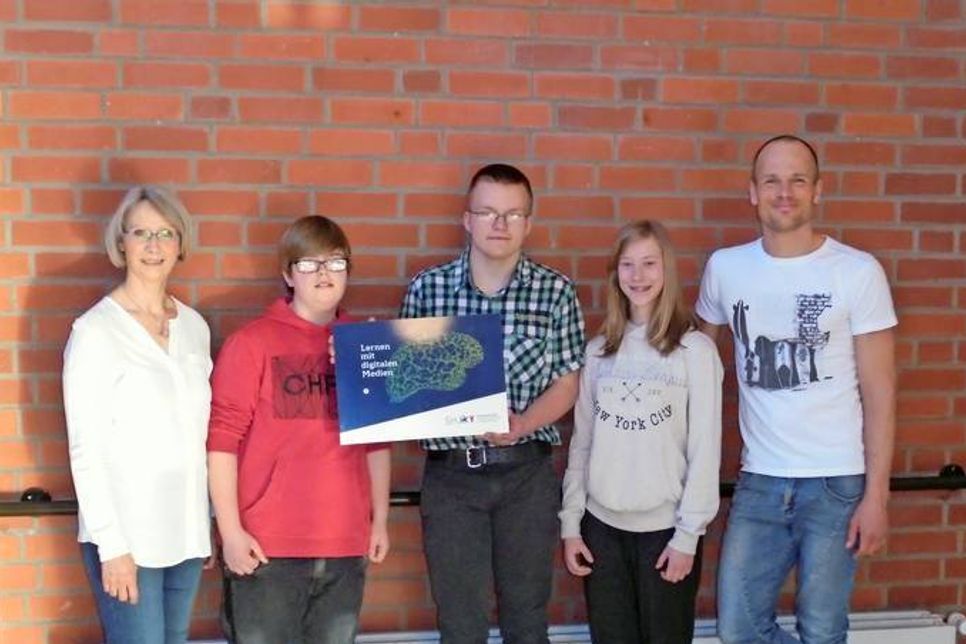 Elsbeth Rinast (Schulleiterin), Karina Wichelmann, Lukas Klein und Nathalie Lücke (Schülervertreter), Thomas Kirsch (Vertrauenslehrer) (v. lks.).