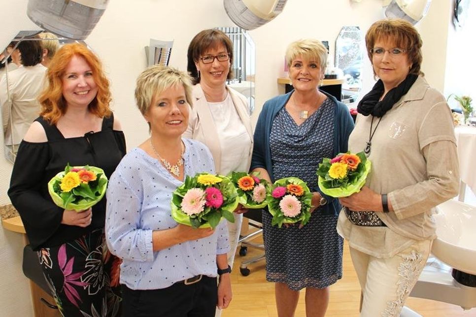 Marita Krell (lks.) mit Ulrike Baumgart, Rena Kroll, Ingrid Bergmann und Susanne Sternberg, die alle seit 25 Jahren dabei sind.