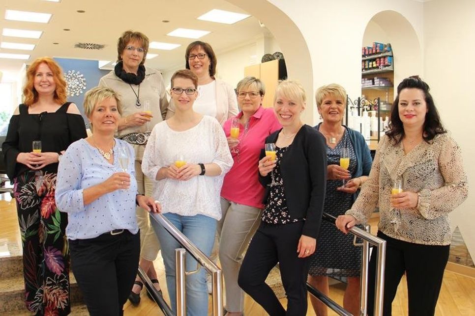 Das Team vom Friseuratelier MK: Marita Krell, Ulrike Baumgart, Susanne Sternberg, Sabrina Thode, Rena Kroll, Marina Suhr, Annika Lorych, Ingrid Bergmann und Evelyne Kock (v. lks).