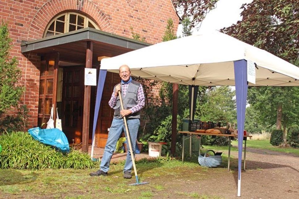 Dieter Schott heißt alle Helfer an der Kapelle willkommen und packt natürlich auch selbst mit an