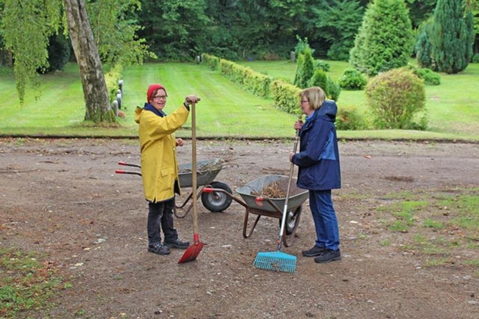Bei der Arbeit wird immer auch geschnackt - inzwischen hat sich eine richtige Gemeinschaft gebildet