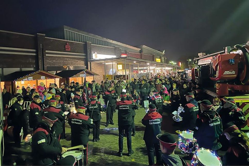 Der Fanfarenzug des TSV Pansdorf begleitet den Laternenumzug wieder musikalisch.