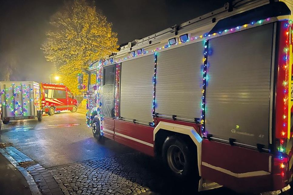 Die Feuerwehrfahrzeuge sowie weitere Fahrzeuge der Blaulichtfamilie erstrahlen dann auch wieder im Licherglanz.
