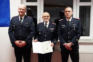 Für 40-jährige Dienstzeit in der Feuerwehr wurde Ernst Müller (Mi.) von Wehrführer Marcel Moldenhauer (re.) und seinem Stellvertreter Christian Exner geehrt.