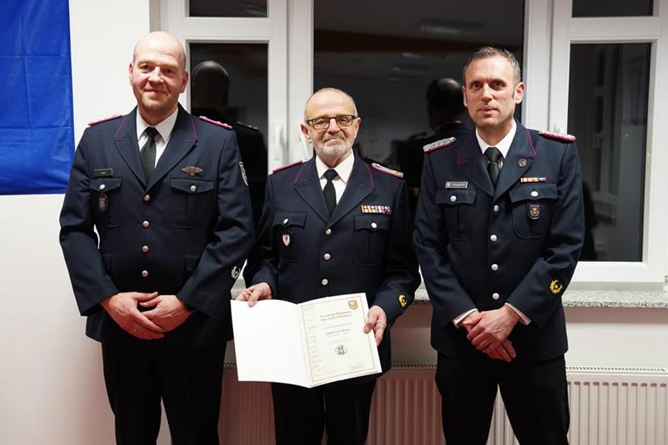 Für 40-jährige Dienstzeit in der Feuerwehr wurde Ernst Müller (Mi.) von Wehrführer Marcel Moldenhauer (re.) und seinem Stellvertreter Christian Exner geehrt.