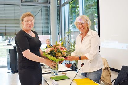 Bürgermeisterin Julia Samtleben (links) und die scheidende Ausschussvorsitzende Sabine Gall-Gratze.