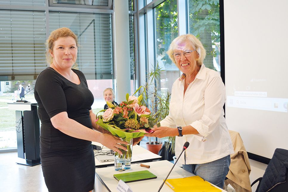 Bürgermeisterin Julia Samtleben (links) und die scheidende Ausschussvorsitzende Sabine Gall-Gratze.