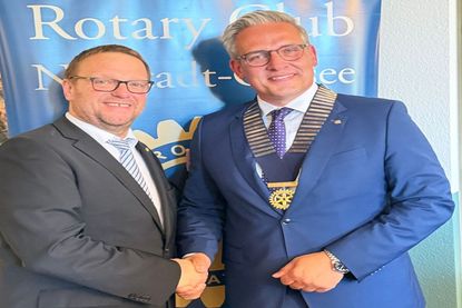 Thorsten Schmidt (lks.) gratuliert dem neuen Präsidenten des Rotary Clubs Neustadt-Ostsee, Dr. Uwe Jürgens.