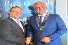 Thorsten Schmidt (lks.) gratuliert dem neuen Präsidenten des Rotary Clubs Neustadt-Ostsee, Dr. Uwe Jürgens.