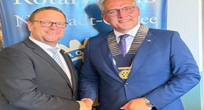 Thorsten Schmidt (lks.) gratuliert dem neuen Präsidenten des Rotary Clubs Neustadt-Ostsee, Dr. Uwe Jürgens.