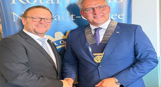 Thorsten Schmidt (lks.) gratuliert dem neuen Präsidenten des Rotary Clubs Neustadt-Ostsee, Dr. Uwe Jürgens.
