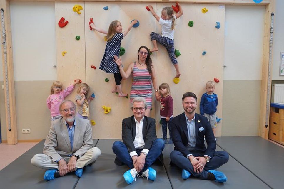 Werner Zeiß, Präsident Lions Club Oldenburg, Klaus Dörnen, Kiwanis Club Ostholstein, und Maximilian Huss vom Round Table Malente-Eutin (sitzend v. lks.) mit Einrichtungsleiterin Christin Paulsen und einigen Kindern bei der offiziellen Übergabe des neuen Klettergerüstes.