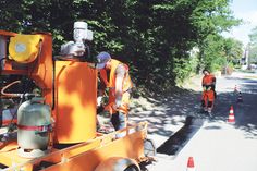 Die Bauhofsmitarbeiter Jakob Kolbe (li.) und Torsten Senf bei der Straßenreparatur. Das Vergussmaterial, das zur Anwendung kommt, ist kostengünstiger und langlebiger als Kaltmaterial.