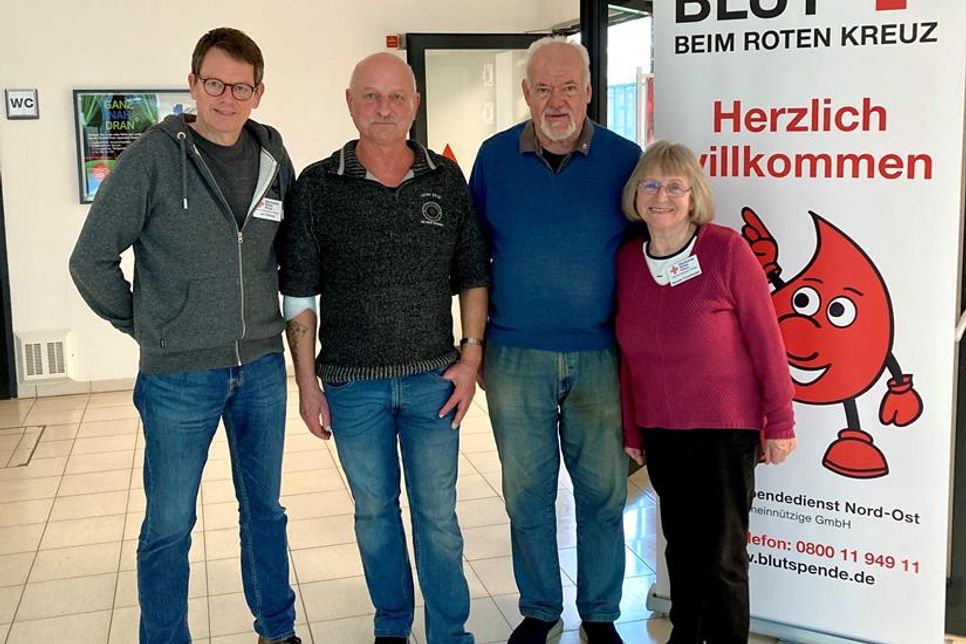 Jan Hering, Andreas Pimanow, Willi Ritter und Renate Forstreuter (v. lks.). (Foto: DRK-Blutspendedienst Nord-Ost)