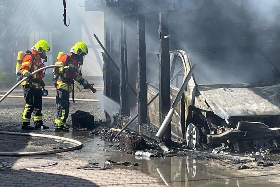 Das Feuer wurde durch ein brennendes Fahrzeug in einer Garage ausgelöst. (Fotos: Feuerwehr Kellenhusen)