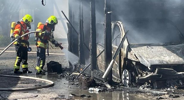 Das Feuer wurde durch ein brennendes Fahrzeug in einer Garage ausgelöst. (Fotos: Feuerwehr Kellenhusen)