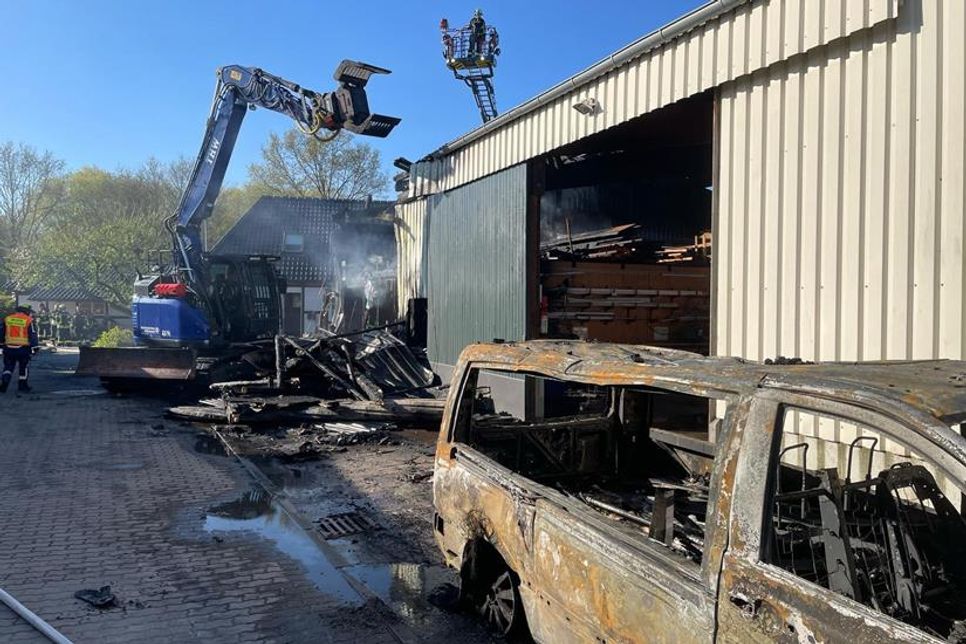 Die Flammen schlugen auf eine angrenzende Halle über.