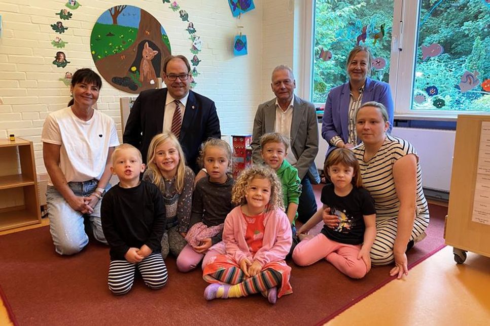 Bei der Vertragsunterzeichnung in der Kita am Kaiserholz mit einigen Kinder (v. lks.) Kita-Leiterin Franka Haamann, Bürgermeister Mirko Spieckermann, Klinikgeschäftsführer Dr. Klaus Schmolling, Personalleiterin Svenja Siebrecht und Frühdienst-Mitarbeiterin Cindy Bubert.