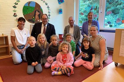 Bei der Vertragsunterzeichnung in der Kita am Kaiserholz mit einigen Kinder (v. lks.) Kita-Leiterin Franka Haamann, Bürgermeister Mirko Spieckermann, Klinikgeschäftsführer Dr. Klaus Schmolling, Personalleiterin Svenja Siebrecht und Frühdienst-Mitarbeiterin Cindy Bubert.
