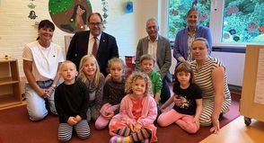 Bei der Vertragsunterzeichnung in der Kita am Kaiserholz mit einigen Kinder (v. lks.) Kita-Leiterin Franka Haamann, Bürgermeister Mirko Spieckermann, Klinikgeschäftsführer Dr. Klaus Schmolling, Personalleiterin Svenja Siebrecht und Frühdienst-Mitarbeiterin Cindy Bubert.