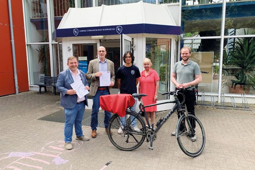 Verleihung der Urkunde für den bemerkenswerten Einsatz des Bad Schwartauer Gymnasiums: der 1. Stadtrat Carsten Dyck, Schulleiter Dr. Matlok, Yao Wenig (Klasse Ea), Gitta Heinsen (Klassenleitung Ea) und Thies Fellenberg (Klimaschutzmanager der Stadt Bad Schwartau).