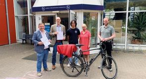 Verleihung der Urkunde für den bemerkenswerten Einsatz des Bad Schwartauer Gymnasiums: der 1. Stadtrat Carsten Dyck, Schulleiter Dr. Matlok, Yao Wenig (Klasse Ea), Gitta Heinsen (Klassenleitung Ea) und Thies Fellenberg (Klimaschutzmanager der Stadt Bad Schwartau).